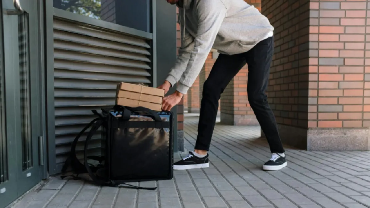 caught-on-cam-zomato-delivery-agent-steals-food-in-bengaluru-viral-video-divides-internet